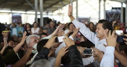 El presidente Peña Nieto saluda a los asistentes a un acto en Toluca.