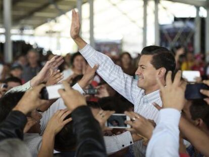 El presidente Peña Nieto saluda a los asistentes a un acto en Toluca.