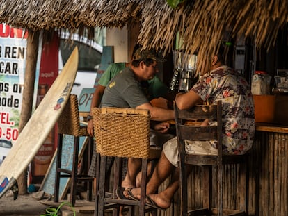 Turistas pasean en la playa El Zonte en El Salvador.