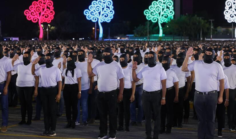 Funcionarios del Gobierno nicaragüense, durante la toma de protesta como paramilitares en Managua.