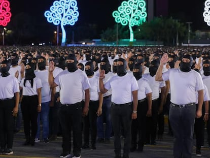 Funcionarios del Gobierno nicaragüense, durante la toma de protesta como paramilitares en Managua