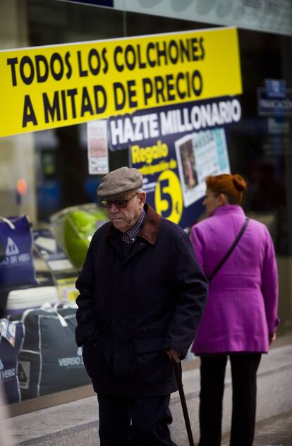 La actividad comercial es clave en el distrito, sobre todo en la calle de Bravo Murillo, llena de tiendas en sus casi tres kilómetros de longitud.