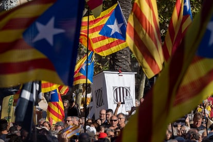 Acto de las fuerzas independentistas en el Arco de Triunfo de Barcelona, en el quinto aniversario del referéndum ilegal de 2017, con la participación de Carles Puigdemont desde Bruselas.