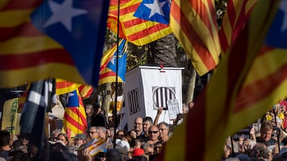 Acto de las fuerzas independentistas en el Arco de Triunfo de Barcelona, en el quinto aniversario del referéndum ilegal de 2017, con la participación de Carles Puigdemont desde Bruselas.
