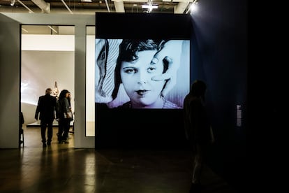 'Un perro andaluz', de Luis Buñuel, en una sala del Centro Pompidou. El director español se sumó al grupo surrealista junto a Salvador Dalí en el París de 1929.