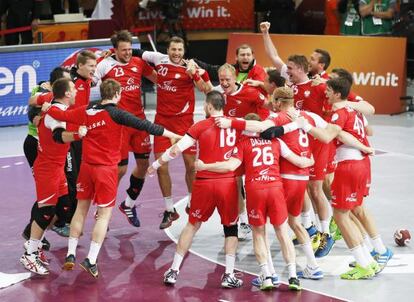 Los jugadores de Polonia celebra la medalla de bronce