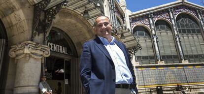 El candidato socialista Joan Calabuig ante el Mercat Central de la capital.