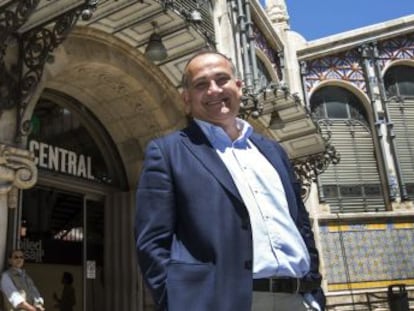 El candidato socialista Joan Calabuig ante el Mercat Central de la capital.