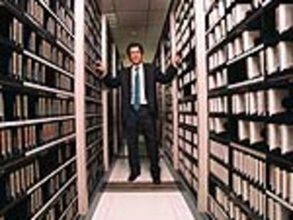 El director del Departamento de Informática Tributaria, Santiago Segarra, en el almacén de datos.