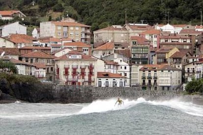 Imagen de la localidad vizcaína de Mundaka, sede de la prueba de surf 'Billabong Pro Mundaka', que acumula dos aplazamientos por ausencia de olas.