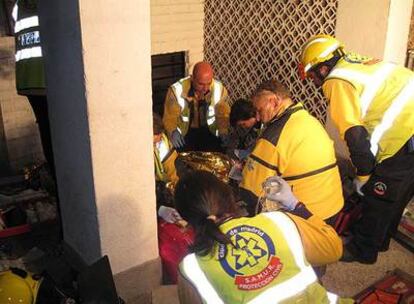 Los facultativos del Samur atienden a la anciana intoxicada en el incendio de su vivienda.