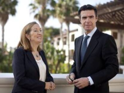 La ministra de Fomento, Ana Pastor (i) y el ministro de Industria, José Manuel Soria (d), posan con motivo de su participación en el XVIII Foro Estados Unidos-España, que se celebra en Santa Bárbara, California (Estados Unidos).