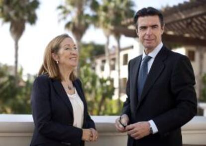 La ministra de Fomento, Ana Pastor (i) y el ministro de Industria, José Manuel Soria (d), posan con motivo de su participación en el XVIII Foro Estados Unidos-España, que se celebra en Santa Bárbara, California (Estados Unidos).