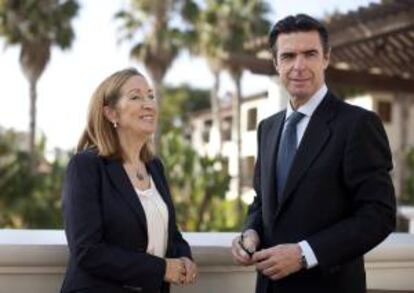 La ministra de Fomento, Ana Pastor (i) y el ministro de Industria, Jos Manuel Soria (d), posan con motivo de su participacin en el XVIII Foro Estados Unidos-Espa?a, que se celebra en Santa Brbara, California (Estados Unidos).