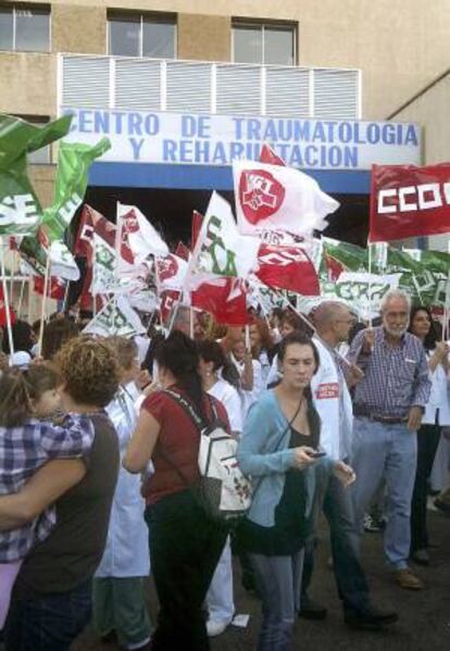 La Confederación Estatal de Sindicatos Médicos (CESM) ha apoyado hoy cuantas movilizaciones se convoquen contra los últimos "recortes" salariales. EFE/Archivo