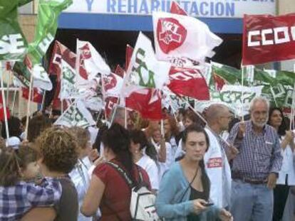 La Confederación Estatal de Sindicatos Médicos (CESM) ha apoyado hoy cuantas movilizaciones se convoquen contra los últimos "recortes" salariales. EFE/Archivo