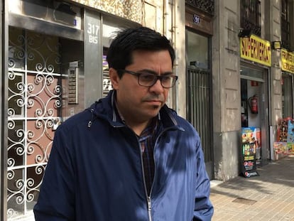 Gerardo Pisarello ante la finca de la calle de Aragó comprada por el Ayuntamiento.