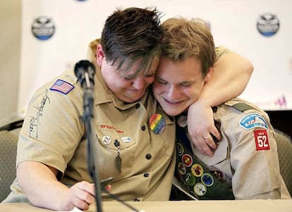 Los Boy Scouts terminan con su pol&iacute;tica de prohibir miembros gais, aunque la mantiene en los lideres adultos. 