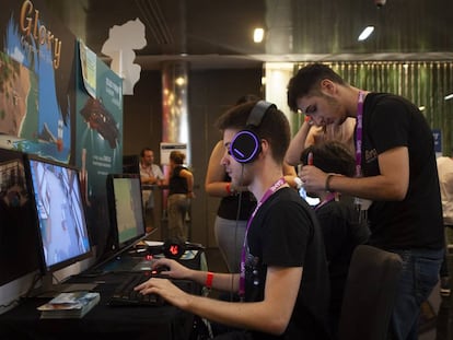 Asistentes al congreso Gamelab prueban nuevos títulos de videojuegos. 