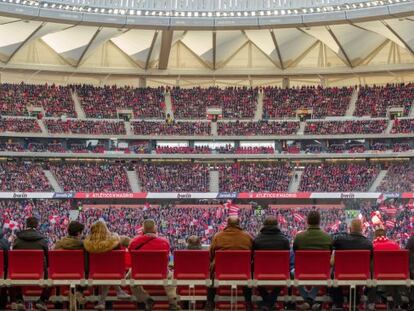 Aficionados del Atlético presencian un partido de Liga en el Metropolitano, esta temporada.