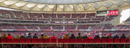 Aficionados del Atlético presencian un partido de Liga en el Metropolitano, esta temporada.