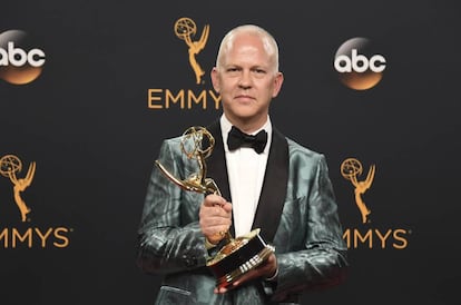 El productor Ryan Murphy muestra el Emmy obtenido por 'The People v. O.J. Simpson: American Crime Story" como Mejor miniserie.