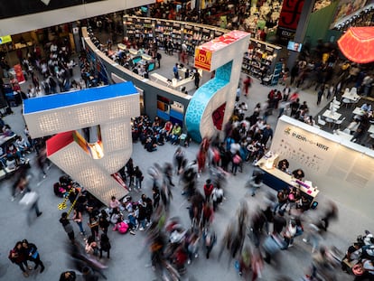 Aspecto de general de los visitantes a la feria internacional del libro de Guadalajara en 2019.