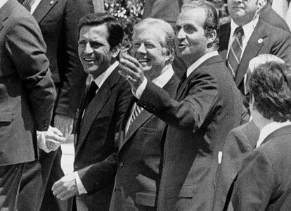 O presidente dos Estados Unidos, Jimmy Carter, no centro, recebido pelo presidente do Governo, Adolfo Suárez, e o rei Juan Carlos, na sua chegada ao aeroporto de Barajas, em Madri, no dia 25 de junho de 1980.