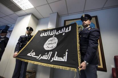 La policía italiana muestra una bandera del Estado Islámico durante una rueda de prensa en Roma.