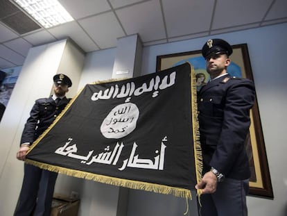 La polic&iacute;a italiana muestra una bandera del Estado Isl&aacute;mico durante una rueda de prensa en Roma.