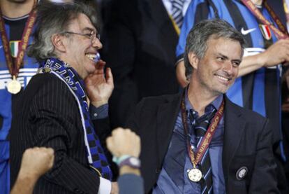 Moratti felicita a Mourinho en las gradas del Bernabéu tras ganar la Copa de Europa.