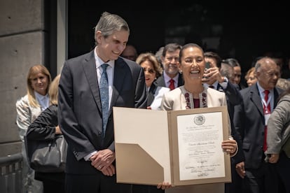 Claudia Sheinbaum sostiene la Constancia de Mayoría de la elección presidencial en el TEPJF, este jueves en Ciudad de México.