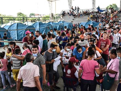 Miles de venezolanos llegan a Arauca, Colombia, luego de que el ejército de Venezuela se enfrentara con un grupo armado cerca de la frontera con Colombia el domingo.