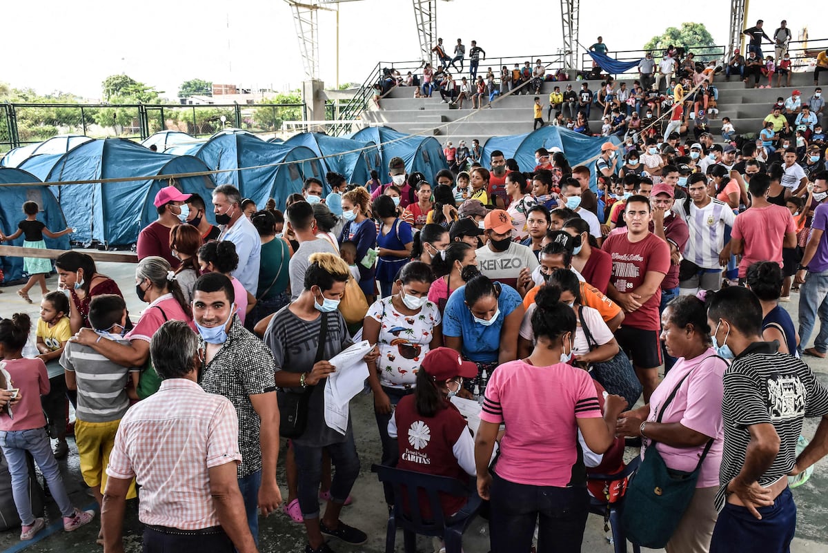 Miles de venezolanos huyen de los combates en la frontera con Colombia ...