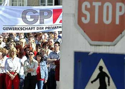 Un grupo de trabajadores corta el tráfico en Viena en defensa del sistema de pensiones.