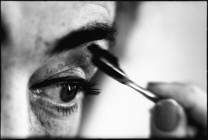 Joan Crawford maquillándose en 1959, retratada por Eve Arnold.