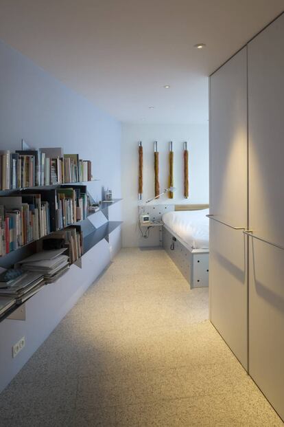 El dormitorio, con estanterías diseñadas a medida por Van Schijndel y una cama con base de acero.