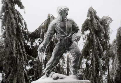 El hielo cubre una estatua en recuerdo de la Segunda Guerra Mundial en Pivka (Eslovenia).