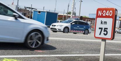 Una patrulla de los Mossos vigila una carretera de Lleida.