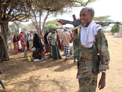 Un soldado somalí de la milicia progubernamental Ras Kamboni en la ciduad de Tabda.