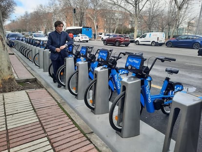 El alcalde, José Luis Martínez-Almeida, en una nueva estación de bicimad en el número 506 de la calle de Alcalá, el 6 de marzo de 2023.