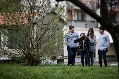 Alumnos del IES O Mosteir&oacute;n de Sada (A Coru&ntilde;a), durante una de las actividades incluidas en el programa Cined.