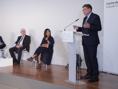 De Izquierda a derecha, Enric Juliana,  Xosé M. Núñez Seixas y Rocío Martínez escuchan la intervención del presidente de la Generalitat, Ximo Puig, en el Centre del Carme.