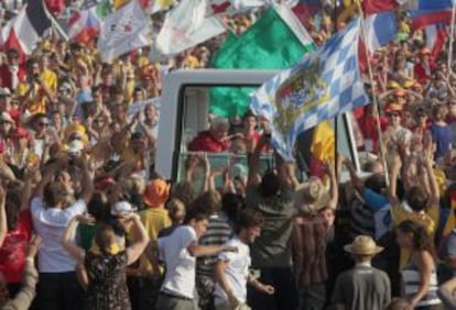 El papamóvil llega al aeródromo de Cuatro Vientos.