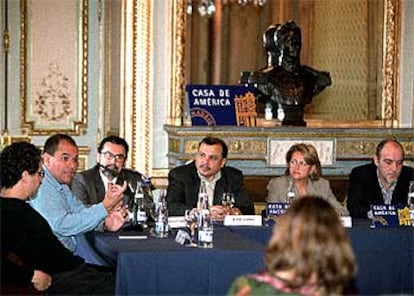 De izquierda a derecha, Rodrigo Rey Rosa, Carlos Cortés, Roberto Castillo, Erick Aguirre, María Asunción Ansorena y Eduardo Becerra, en Madrid.