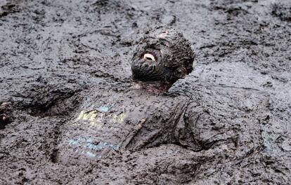 Un chombre compite en la carrera de la locura de barro, en Foymore Lodge en Portadown.