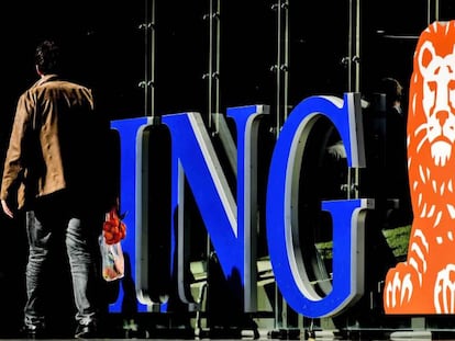 Un hombre pasa por delante del logo de ING, en su sede en Ámsterdam.