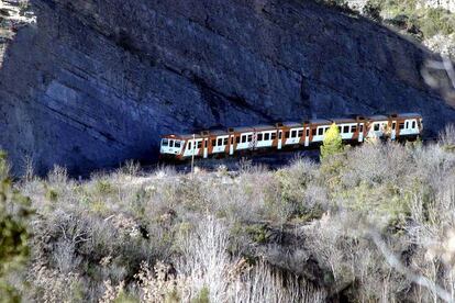 Un tren circulando por la línea que une Lleida con la Pobla de Segur.