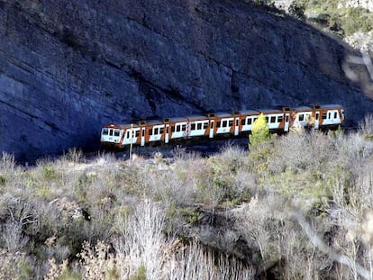 Un tren circulando por la línea que une Lleida con la Pobla de Segur.