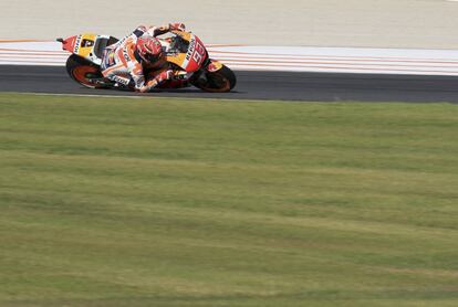 El piloto español Marc Márquez tumba la moto en una de las curvas del circuito Ricardo Tormo.